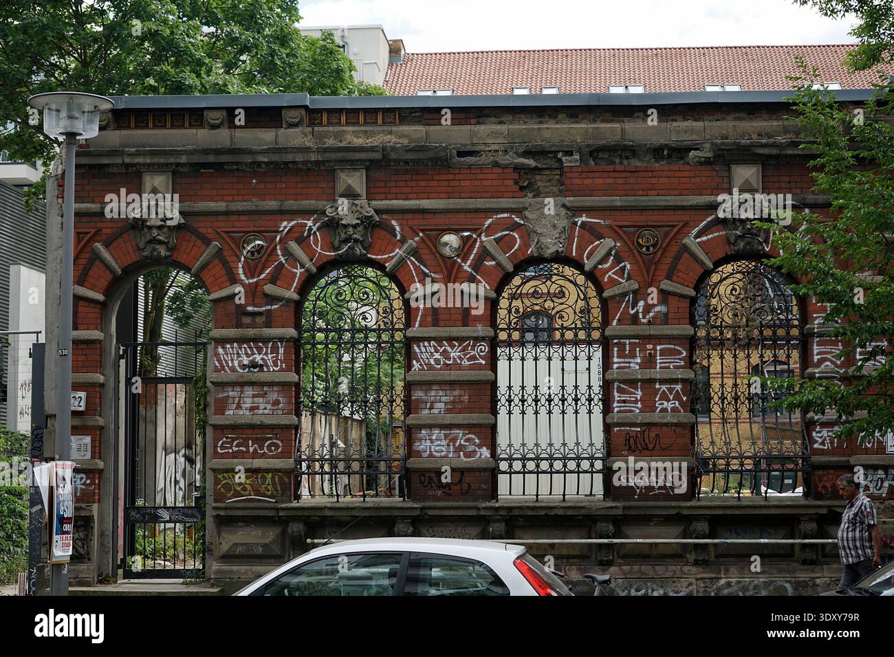Postamt 16 Ruine, verlassene rote Backsteinpost mit kunstvollen Bögen, Königsstraße, Berlin, Deutschland, Juli 2018. Stockfoto