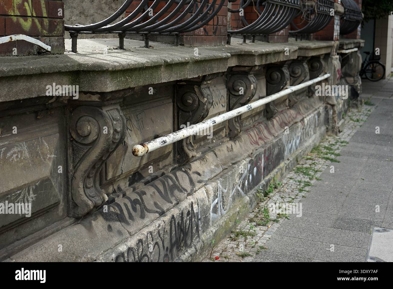 Postamt 16 Ruine, verlassene rote Backsteinpost mit kunstvollen Bögen, Königsstraße, Berlin, Deutschland, Juli 2018. Stockfoto
