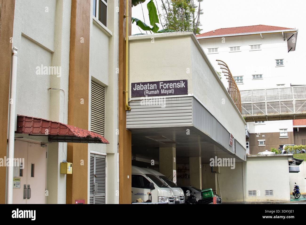 Putrajaya, Malaysia - 15. November 2025: Gebäude der Forensischen Abteilung in Malaysia mit der Beschilderung Jabatan Forensik Rumah Mayat, die auf Leichenbeschaffenheit hinweist Stockfoto