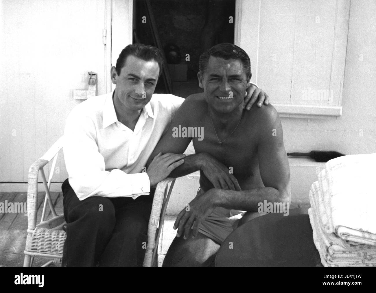 Der französische Schauspieler ROLAND LESAFFRE mit CARY GRANT während der Dreharbeiten von TO CATCH A THIEF 1955 Regisseur ALFRED HITCHCOCK Roman DAVID DODGE Drehbuch JOHN MICHAEL HAYES Music LYN MURRAY Kostüm Design EDITH KOPF Paramount Pictures Stockfoto