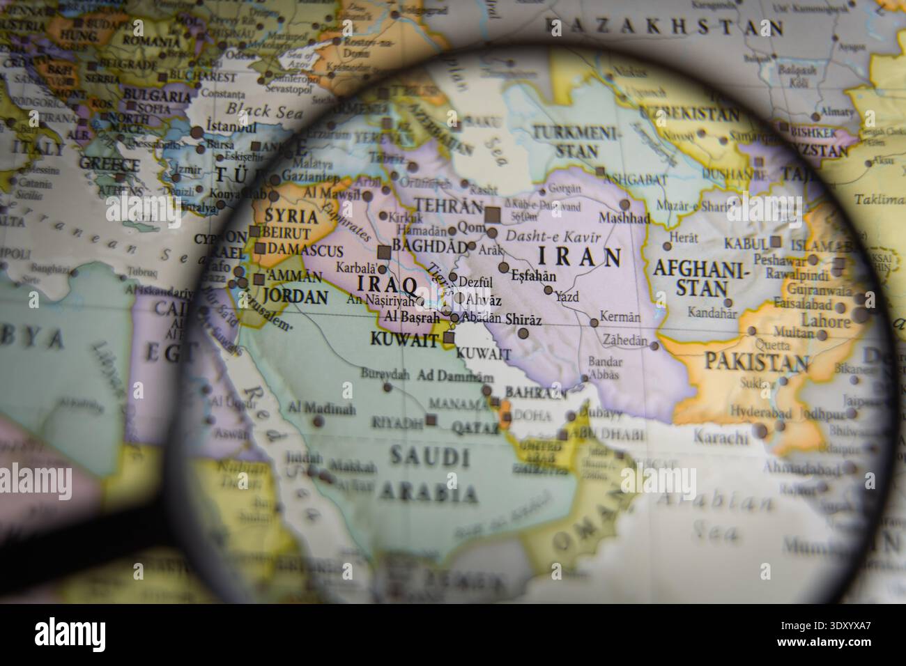 Lupe über einer geografischen Karte des Nahen Ostens mit Schwerpunkt auf Iran und Irak, geopolitischer Forschung und strategischem Analysenkonzept. Hohe Qual Stockfoto