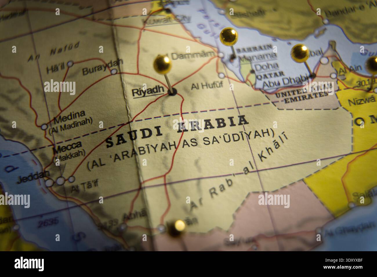 Geografische Karte von Saudi-Arabien und der Persischen Golfregion mit einer goldenen Pin, die Riad markiert, geopolitische Strategie und Lage im Nahen Osten Stockfoto