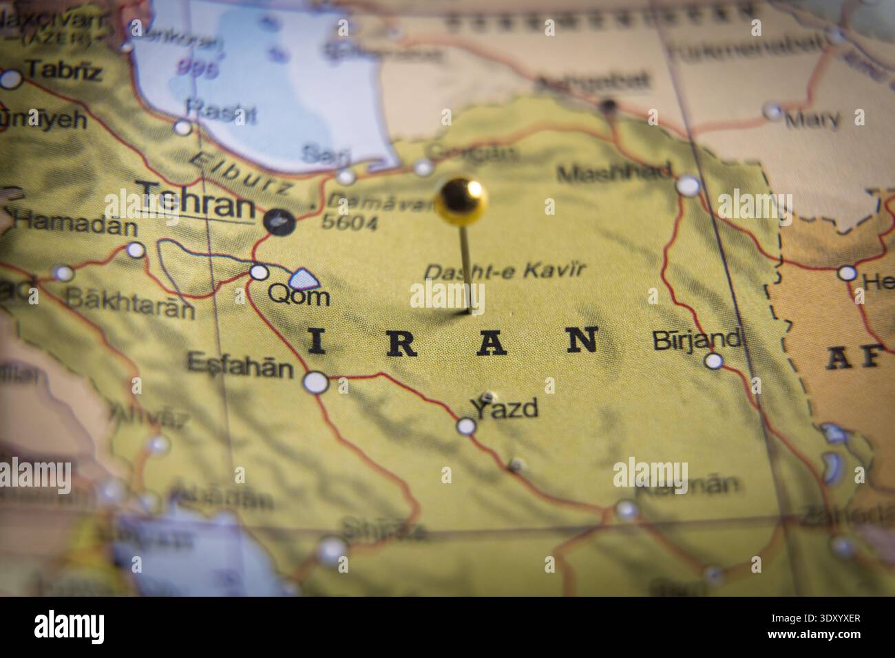 Nahaufnahme einer geographischen Karte des Iran mit einer goldenen Pin, die die zentrale Region, die geopolitische Strategie und das nationale Standortkonzept markiert. Hohe Qual Stockfoto