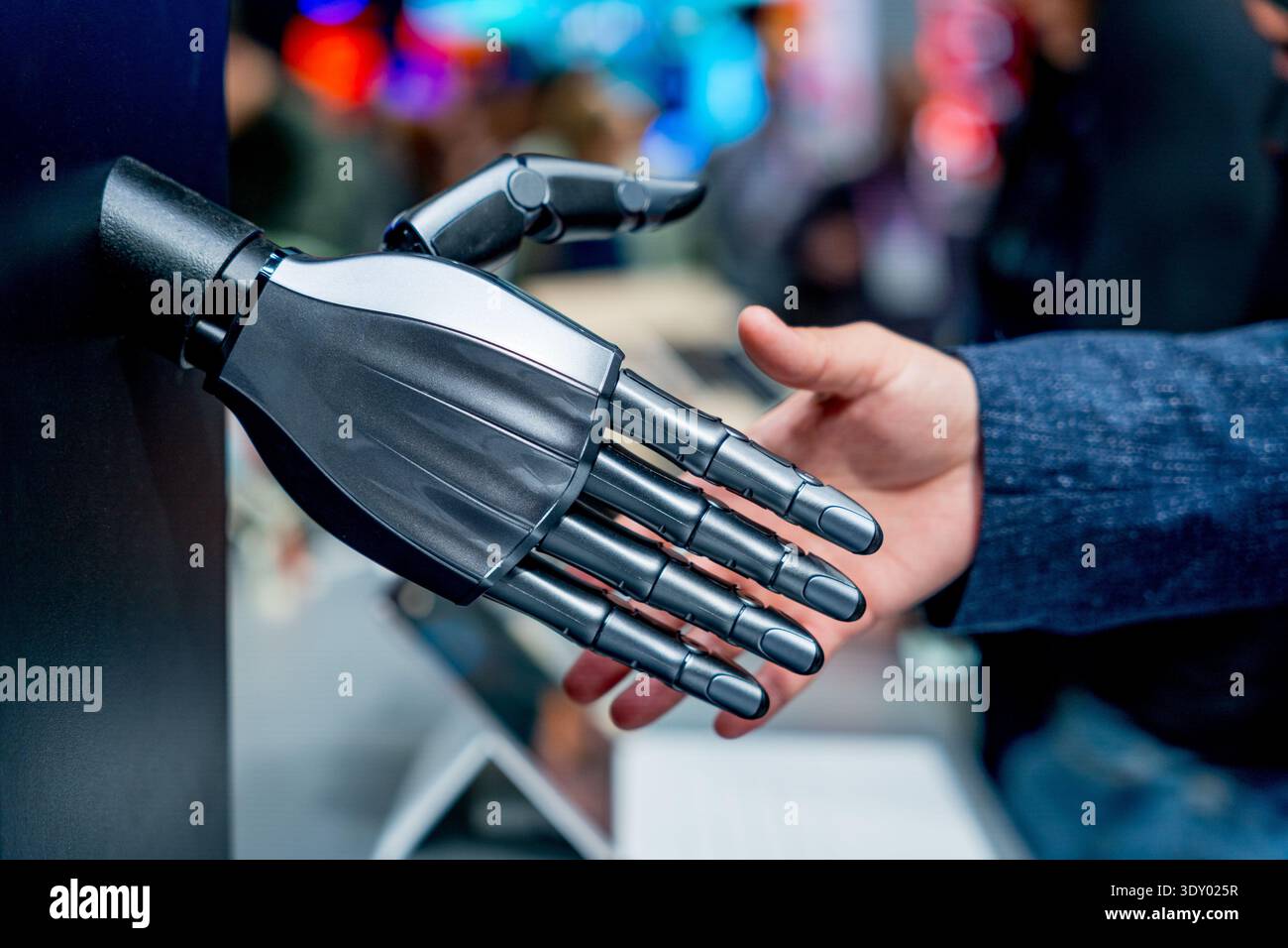 Roboter- und Menschenhändeschütteln, Konzept humanoider und menschlicher Interaktion und Kooperation in der Zukunft Stockfoto