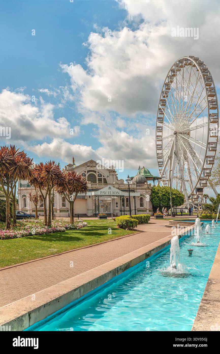 Torquay Pavillon und Riesenrad am Ufer in Torquay, Devon, England, Landschaftsgärten und Springbrunnen an der englischen Riviera Stockfoto