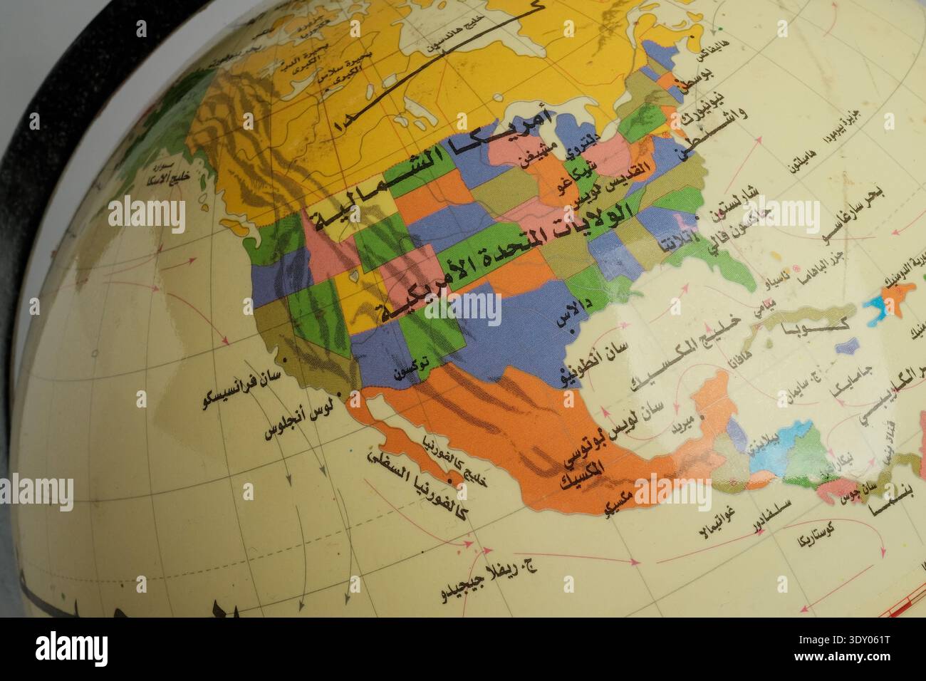 Nahaufnahme eines Globus mit Nordamerika, mit Schwerpunkt auf den Vereinigten Staaten mit bunten Staatsgrenzen und arabischen Kartenetiketten, pädagogischer Geografie c Stockfoto