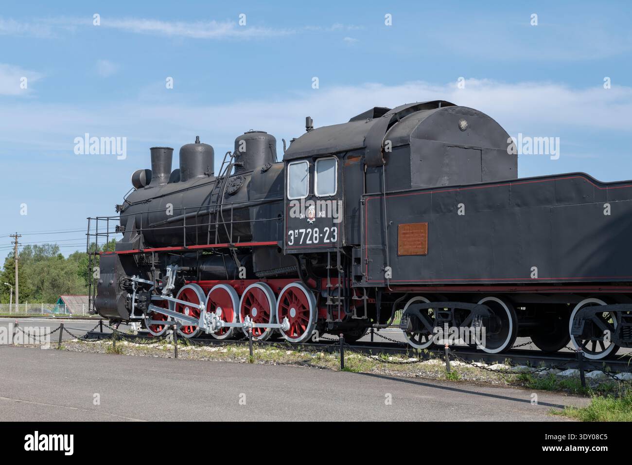 DNO, RUSSLAND - 15. JUNI 2025: Alte sowjetische Dampflokomotive Em728-23. Ein Denkmal zu Ehren der Arbeits- und Kampftraditionen der Eisenbahnarbeiter von Th Stockfoto