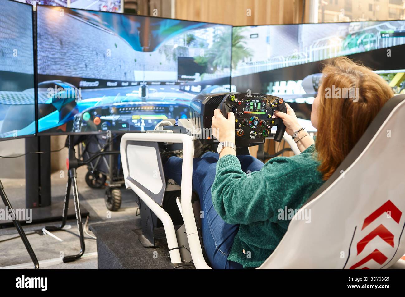 Race Driving Simulator Konsolenspieler. Virtuelle Fahrerkontrolle und Leistung. Stockfoto