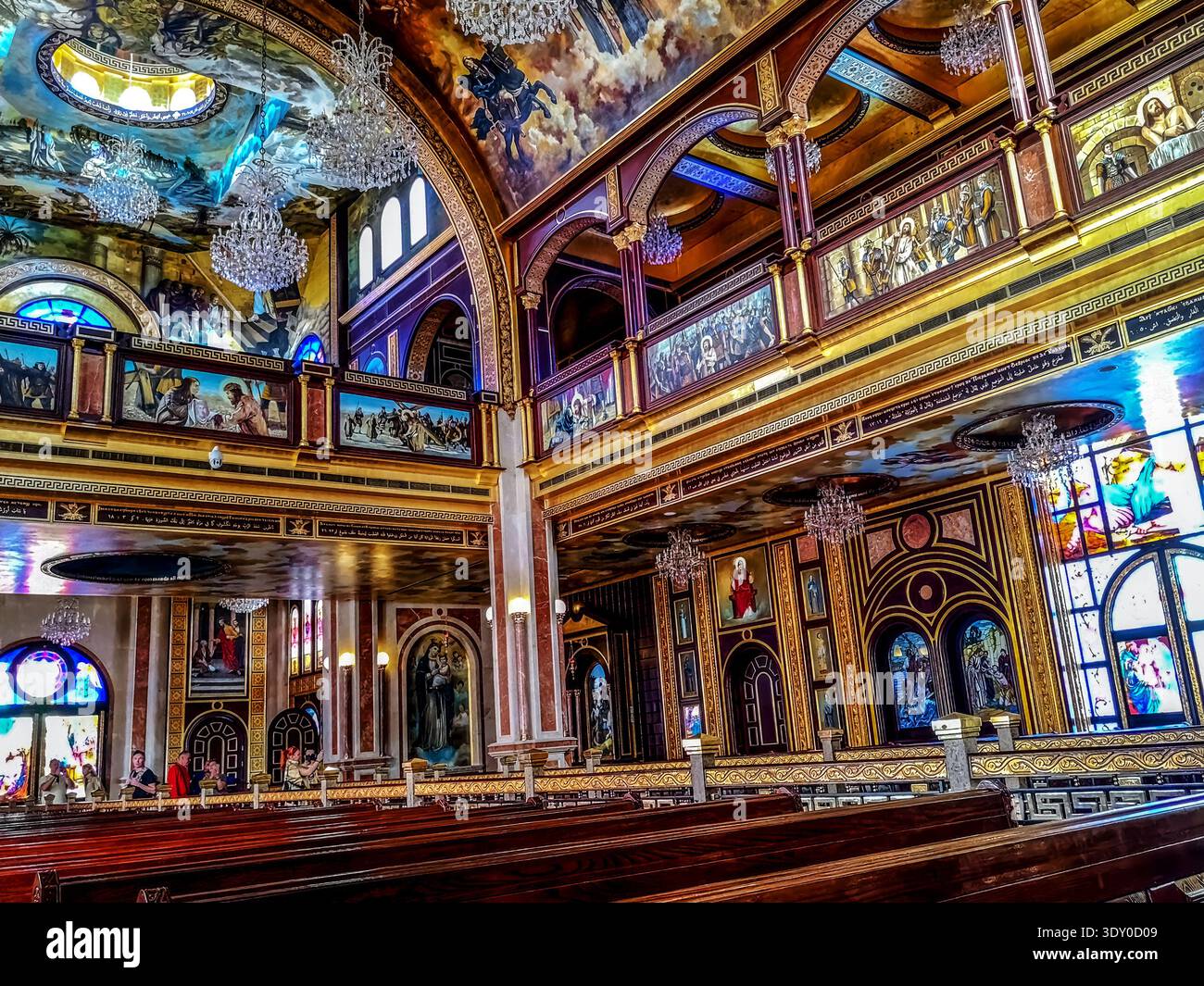 Ägypten, Scharm El Sheikh - 18. Januar 2020: Innenraum der koptisch-orthodoxen Kirche in Scharm El Sheikh mit Gemälden an den Wänden - Smartphone-aufgenommenes Stockfoto