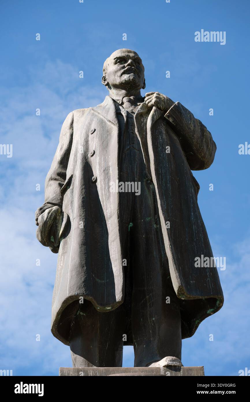 Wladikawkaz, Russland - 5. März 2026 : : Bronzestatue von Wladimir Lenin vor einem blauen Himmel in einem Stadtpark. Stockfoto