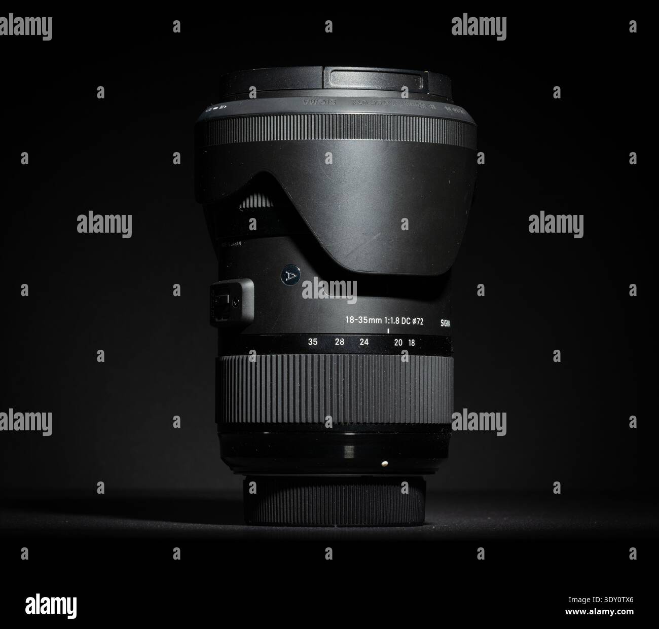 Göteborg, Schweden - 08. Oktober 2023: Sigma 18-35-mm-Zoomobjektiv auf schwarzem Hintergrund Stockfoto