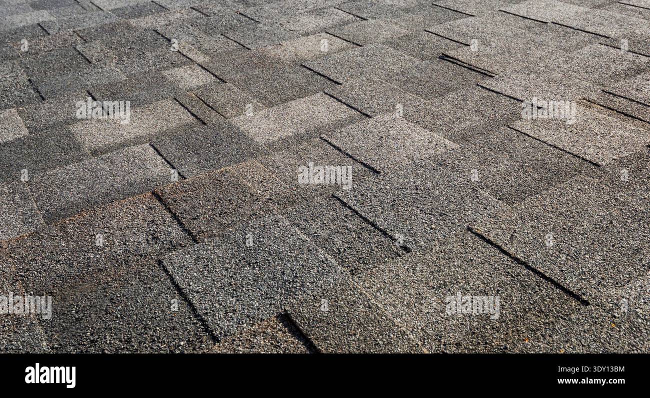Asphaltdachschindeln auf dem Dach des Wohnhauses Stockfoto