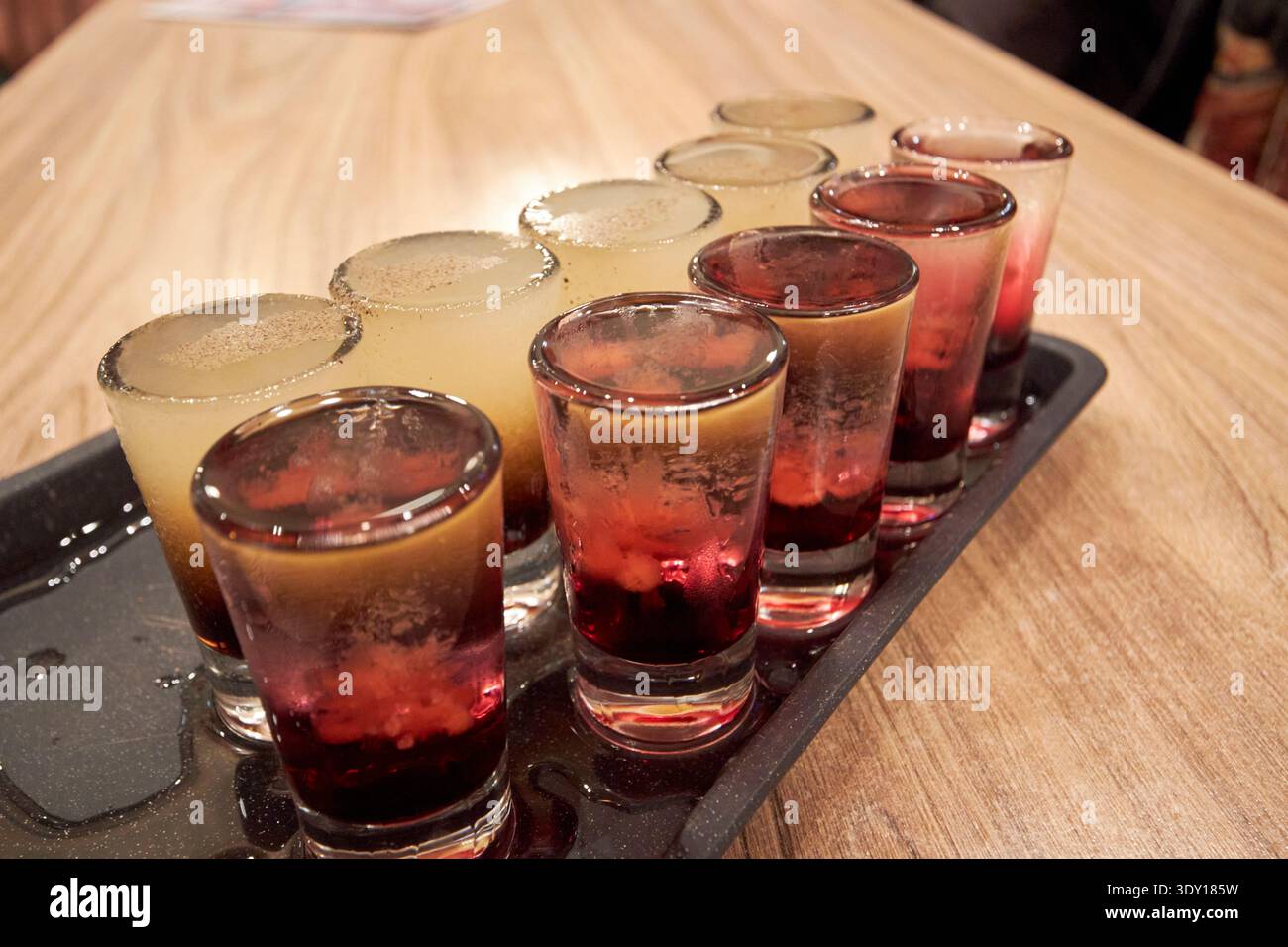 Wodka-Cocktails auf einem Tablett Teil einer kulinarischen Tour durch danzig polen Stockfoto