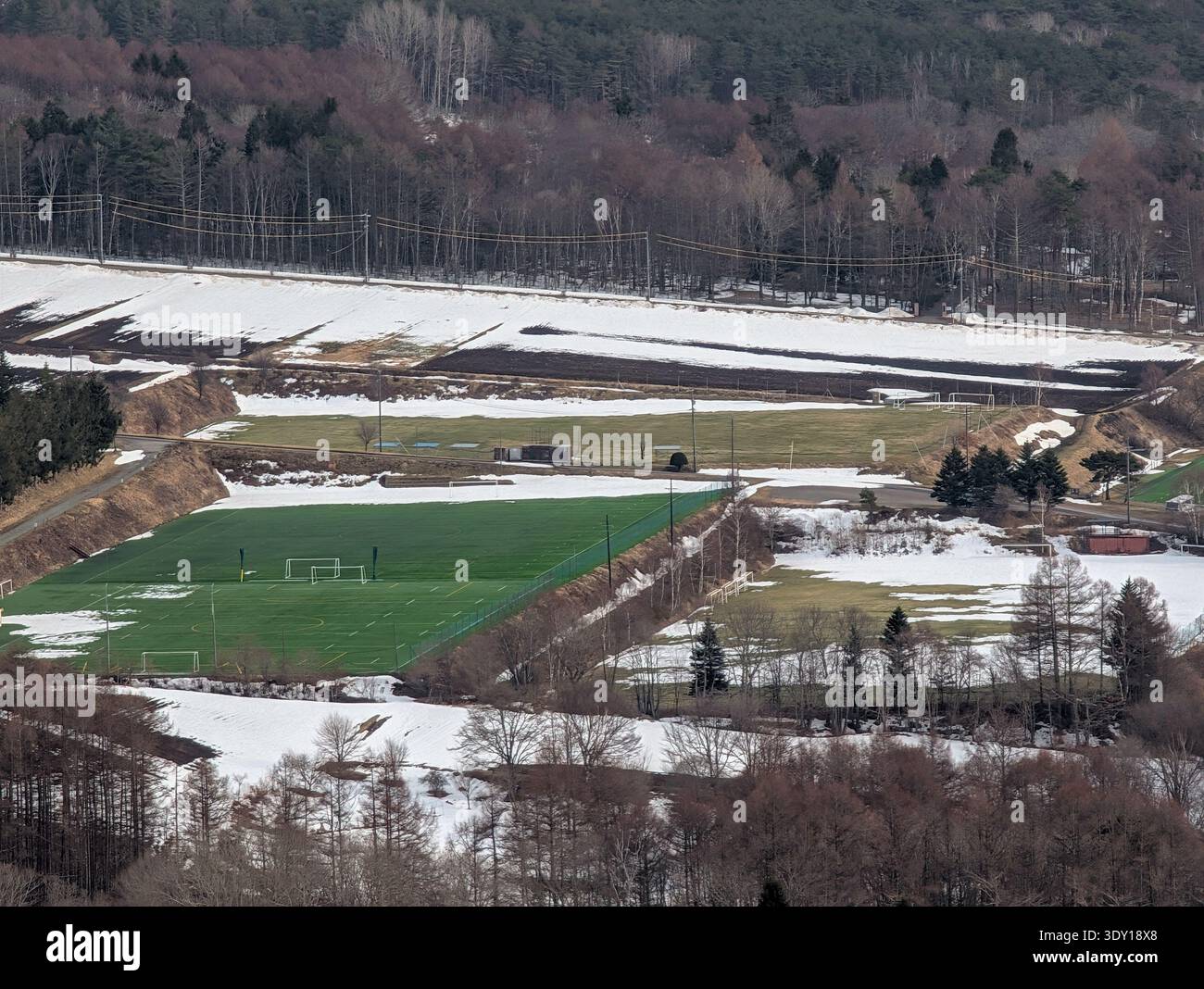 Blick auf Rugby-Felder, umgeben von Schnee in Sugadaira Kogen, Japan Stockfoto