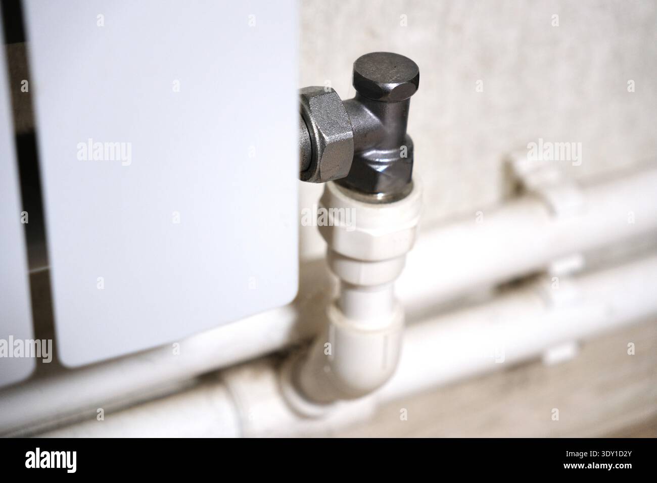 Moderner weißer Heizkörper mit geometrischem Design für effiziente Heizung Stockfoto