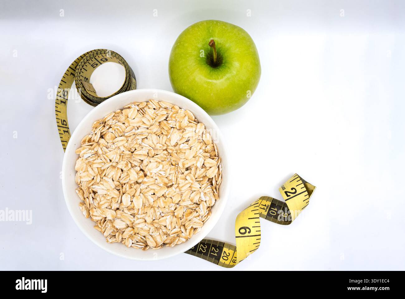 Starten Sie Ihre gesunde Ernährung Reise mit dieser nahrhaften Kombination aus Hafer und grünem Apfel, perfekt für Gewichtsverlust und Fitness Ziele Stockfoto