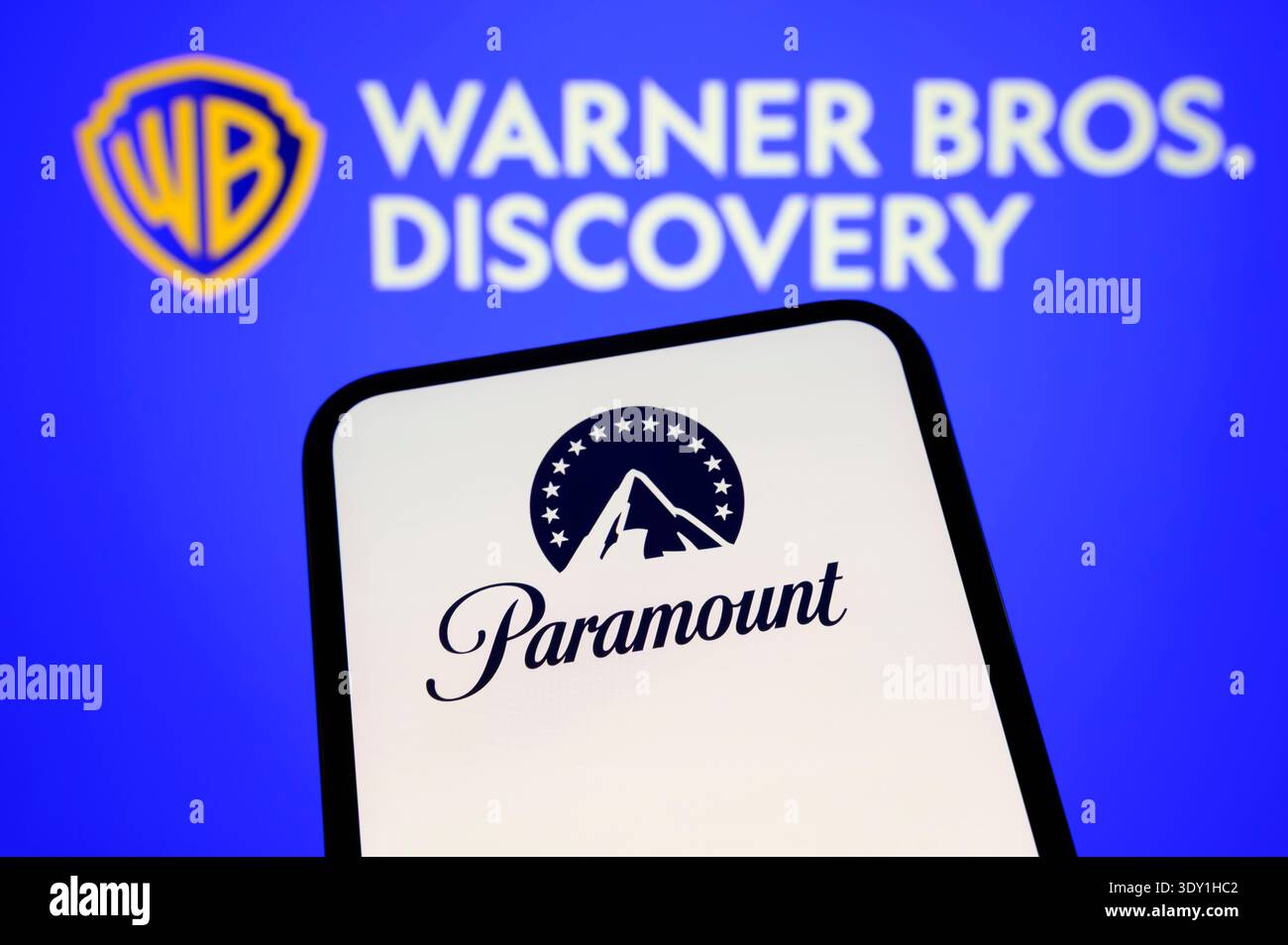 Paris, Frankreich - 5. März 2026: Das Paramount-Logo wird auf einem Smartphone-Bildschirm mit den Warner Bros. Angezeigt Discovery-Logo im Hintergrund sichtbar. Stockfoto
