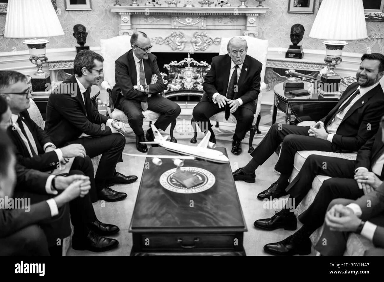 Präsident Donald J. Trump spricht mit Bundeskanzler Friedrich Merz und hochrangigen Beamten während eines bilateralen Treffens im Oval Office im Weißen Haus am 3. März 2026. Die Diskussion betraf den Iran-Konflikt, die transatlantische Sicherheitskoordinierung, die Ukraine und wirtschaftliche Fragen einschließlich Zölle. Bild mit freundlicher Genehmigung des Weißen Hauses. Stockfoto