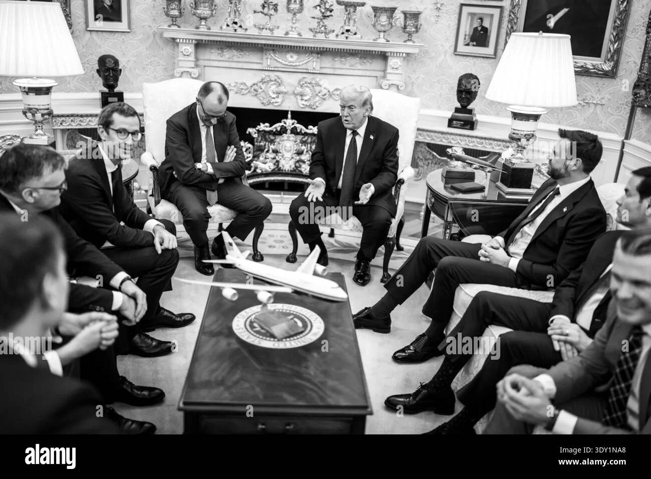 Präsident Donald J. Trump spricht mit Bundeskanzler Friedrich Merz und hochrangigen Beamten während eines bilateralen Treffens im Oval Office im Weißen Haus am 3. März 2026. Die Diskussion betraf den Iran-Konflikt, die transatlantische Sicherheitskoordinierung, die Ukraine und wirtschaftliche Fragen einschließlich Zölle. Bild mit freundlicher Genehmigung des Weißen Hauses. Stockfoto