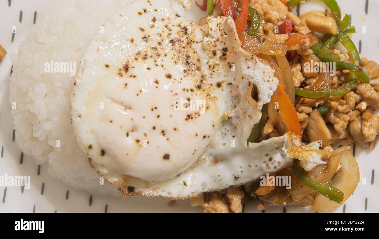 Köstlicher Thai Basilikum Chicken Gapao Reis mit gebratenem Ei Stockfoto