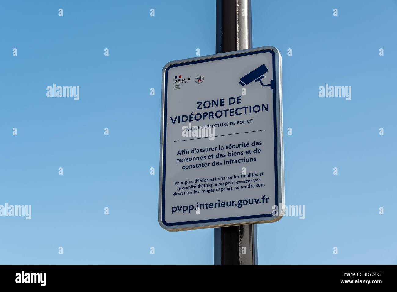 Zeichen Sie auf Französisch und geben Sie eine Videoüberwachungszone an, in der Videoüberwachungskameras installiert sind, um Straftaten zu erkennen und aufzuzeichnen, Paris, Frankreich Stockfoto