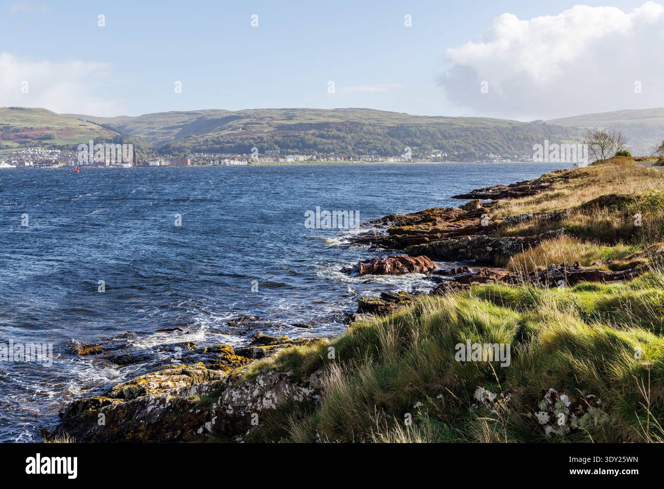 Blick über das Meer nach Largs von Great Cambrae, Schottland, Großbritannien Stockfoto