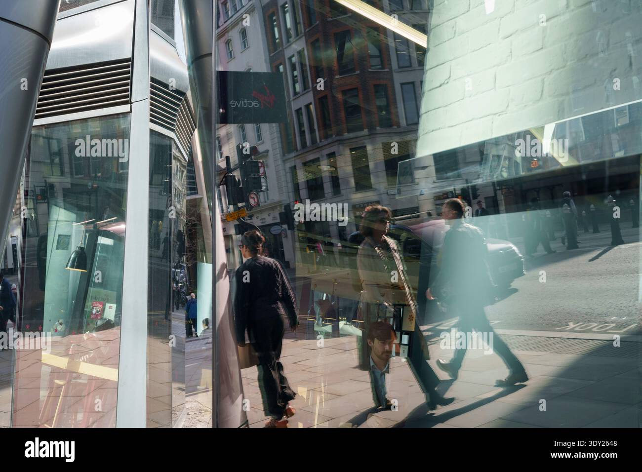 Fußgänger und Passanten spazieren am 5. März 2026 in London, England, durch ein Stadtbild aus Licht, Schatten und Glasreflexionen. Stockfoto