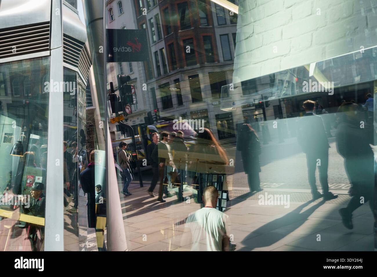 Fußgänger und Passanten spazieren am 5. März 2026 in London, England, durch ein Stadtbild aus Licht, Schatten und Glasreflexionen. Stockfoto