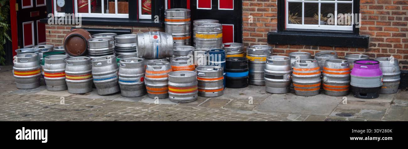 Bierfässer vor dem Public House in NorthYorkshire - Banner-Bild Stockfoto