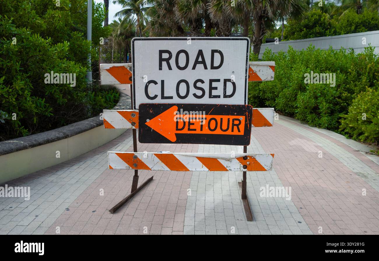 Straße geschlossen - Umleitungsschild am Miami Beach Boardwalk, USA Stockfoto