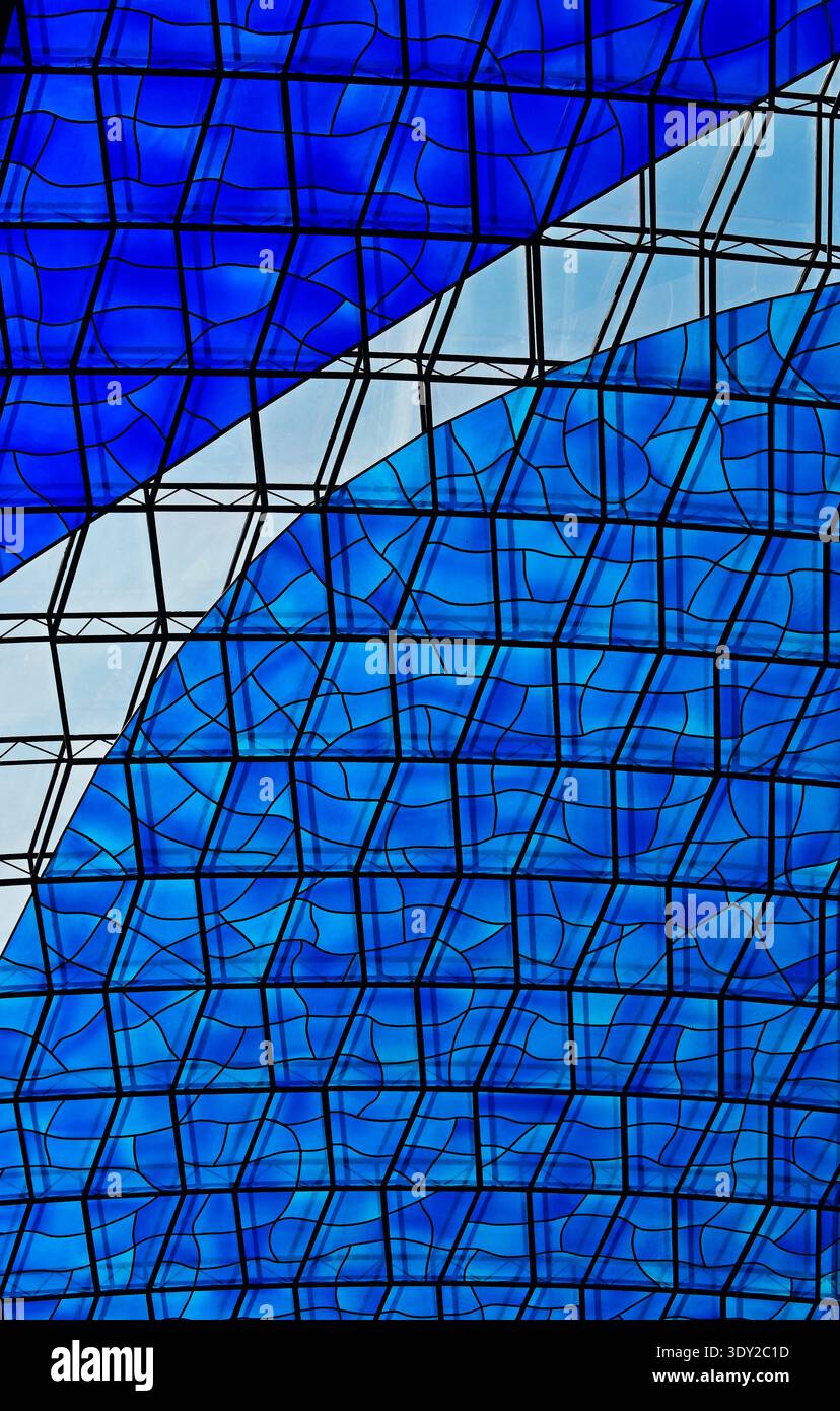 Detail eines Buntglasfensters in der Metropolitan Cathedral unserer Lieben Frau von Aparecida, Brasilia, Bundesbezirk, Brasilien Stockfoto