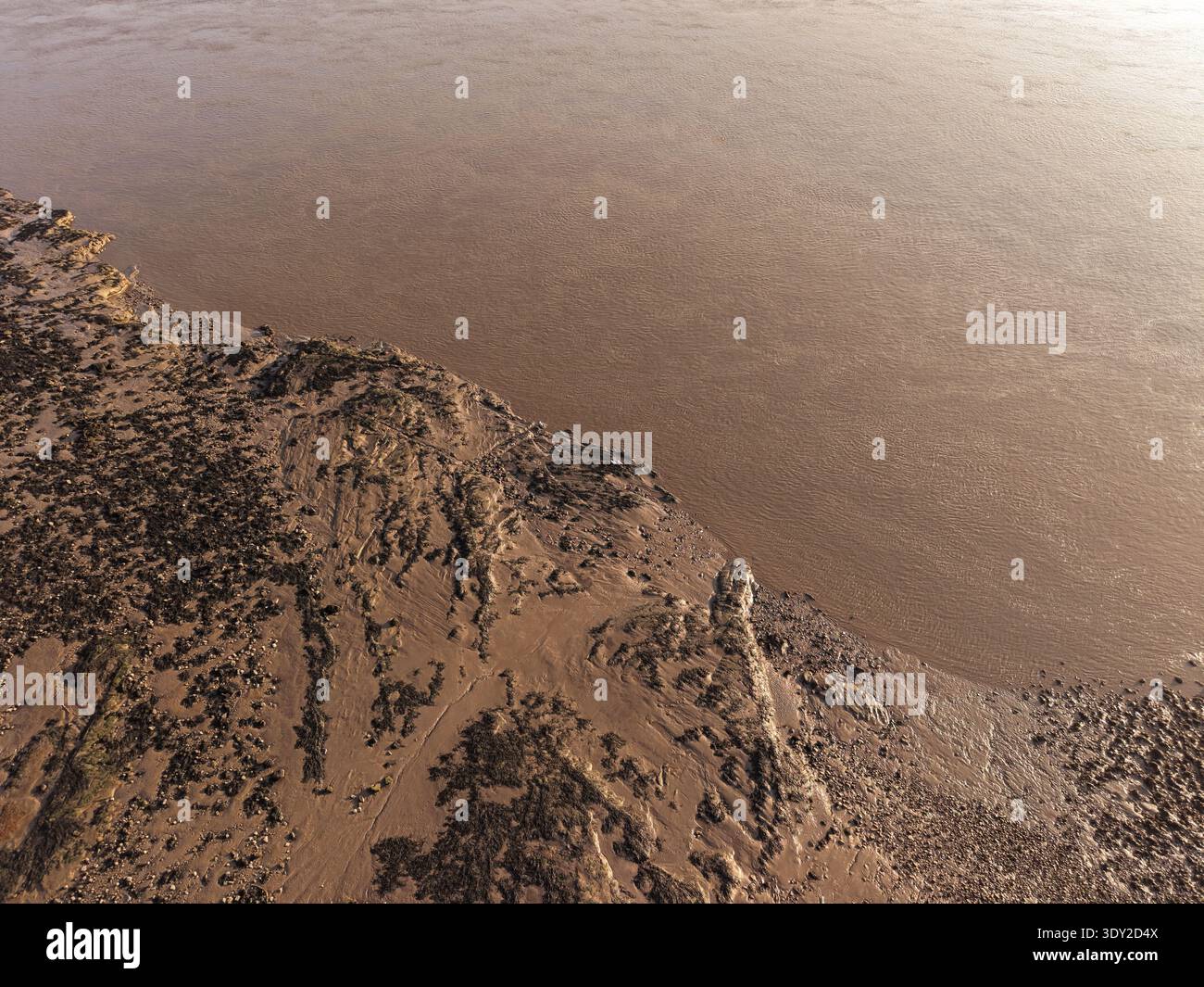 Drohnenbild mit Dockkränen und industriellen Flussstrukturen entlang der Mersey. Stockfoto