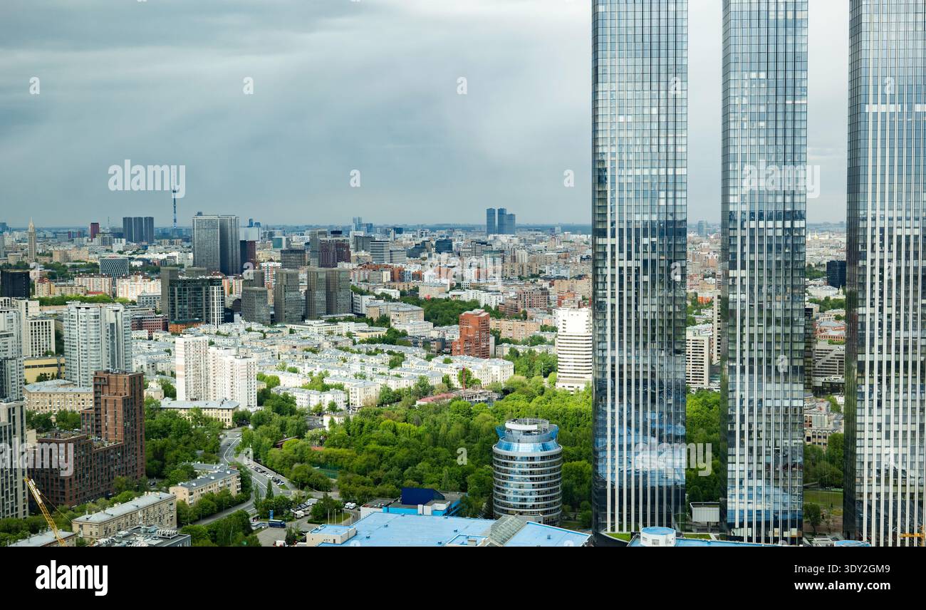Skyline der Stadt Moskau mit modernen Wolkenkratzern, urbaner Architektur und Grünflächen Stockfoto