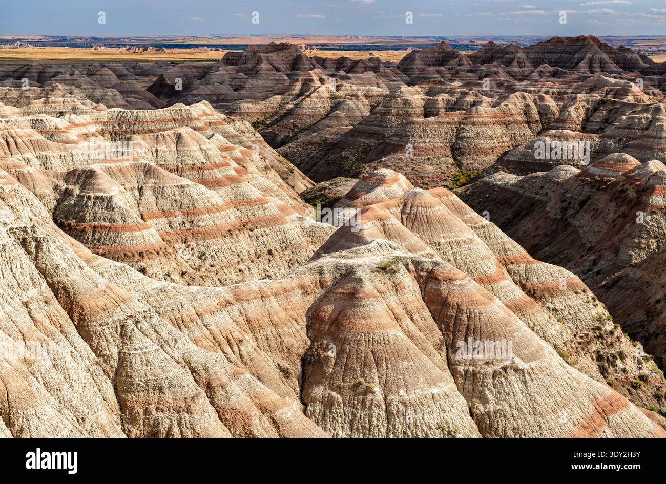 Vom White River Valley Overlook im Badlands National Park, South Dakota, USA, hat man einen schönen, sonnigen Blick auf die tief erodierten und farbenfrohen Felsformationen. Stockfoto