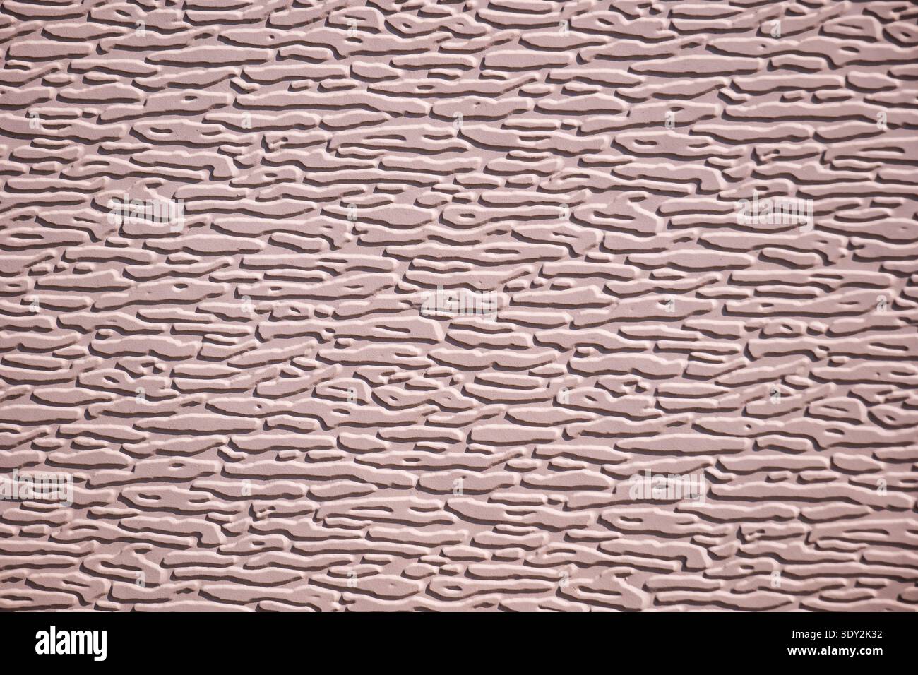 Abstraktes Muster mit horizontal geprägter Textur auf einer rauen Wandoberfläche Stockfoto