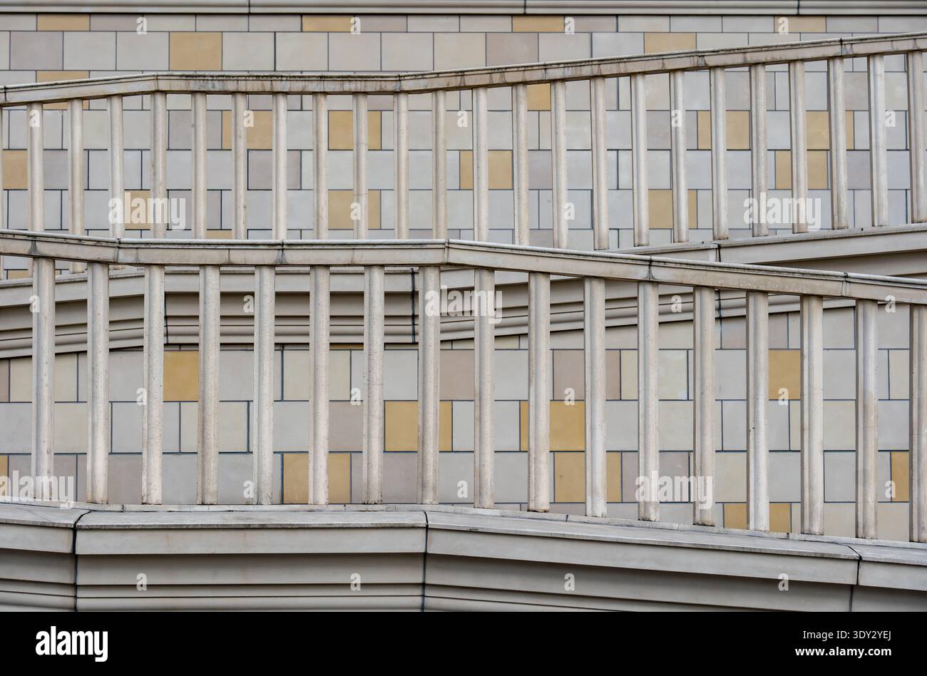 Sich wiederholende geometrische Muster mit Geländern an moderner Gebäudefassadengestaltung Stockfoto