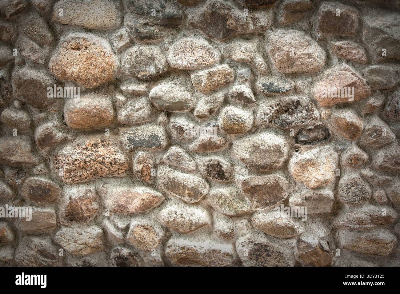 Eine Steinmauer auf einem Kamin eines Hauses. Stockfoto