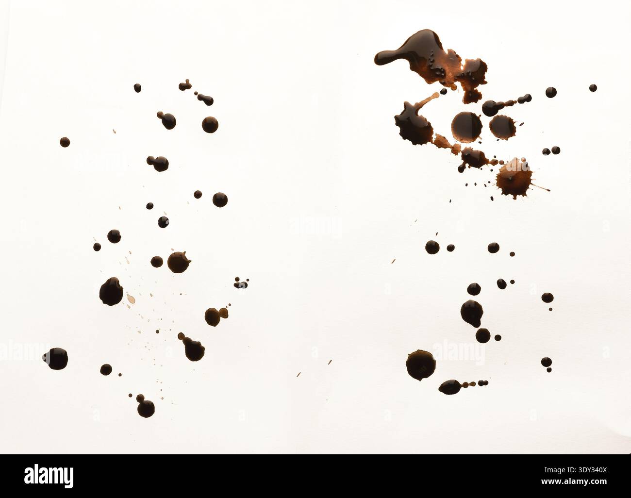 Sammlung von trockenen Kaffeeflecken auf weißem Hintergrund Stockfoto