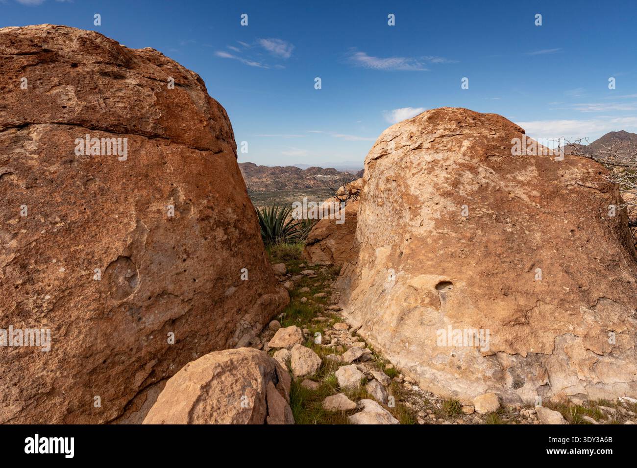 Arizona, USA – Felsformationen und zerklüftetes Wüstengelände östlich von Superior, mit Blick nach Westen mit Resolution Copper Mine im mittleren Hintergrund Stockfoto