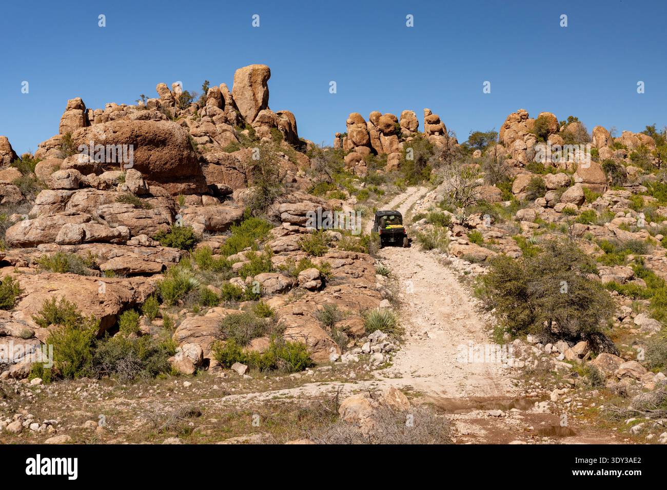 Arizona, USA – UTV führt nebeneinander durch Felsformationen im rauen Wüstengelände östlich von Superior Stockfoto