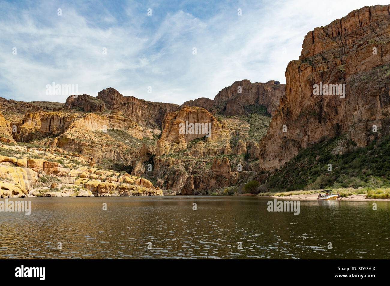 Arizona, USA - Motorboot liegt am Salt River nahe Tortilla Flat an Stockfoto