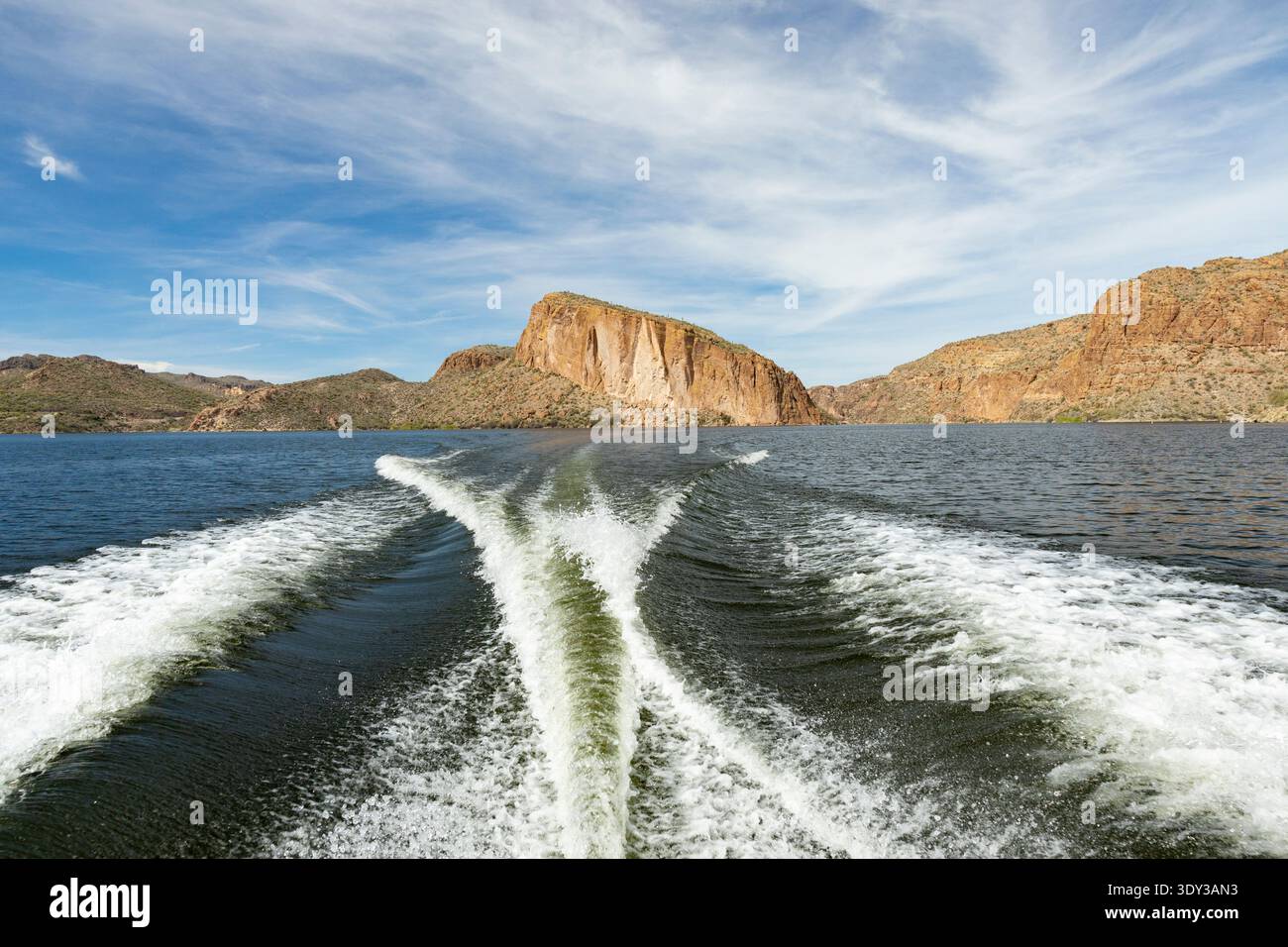 Canyon Lake, AZ, USA – die Nachfolge hinter einem Motorboot mit Satchin Cliff im Hintergrund Stockfoto