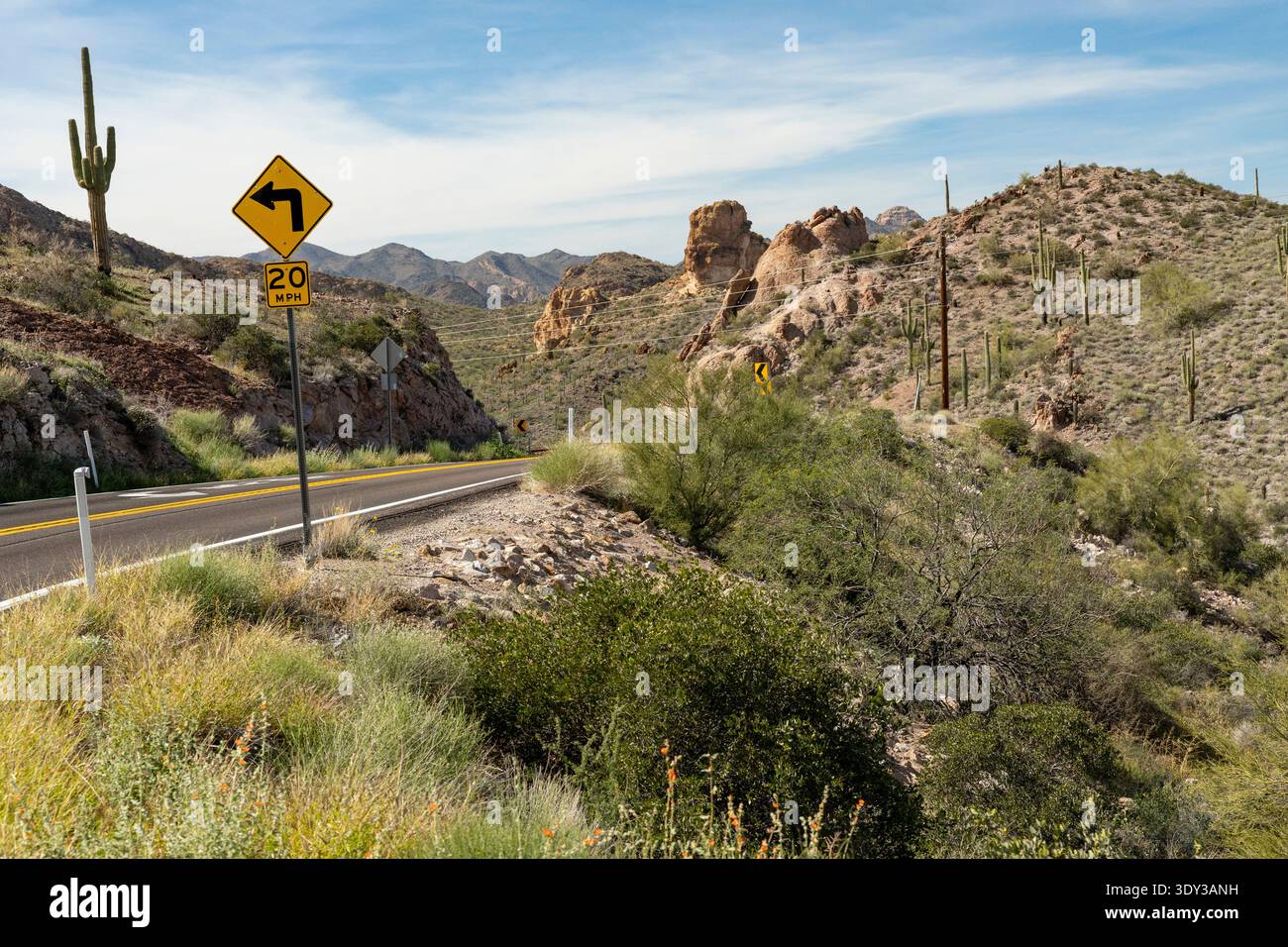 Arizona, USA – Blick von außen auf raues Gelände entlang des Highway 88 Apache Trail westlich von Tortilla Flat Stockfoto