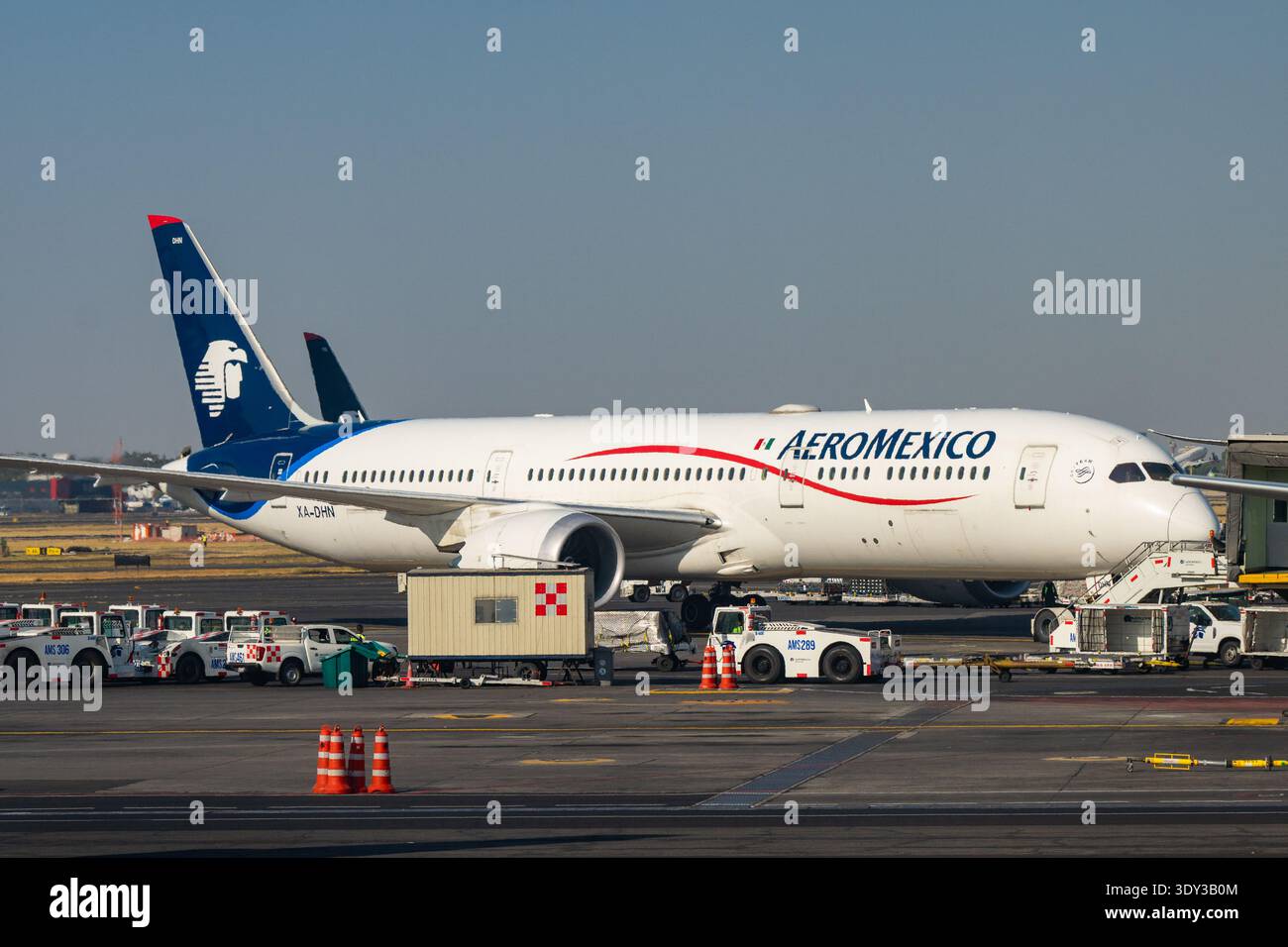 Aeromexico Boeing 787-9 Dreamliner Widebody Aircraft (XA-DHN) parkte auf dem Asphalt mit Bodenabfertigungsgeräten am Flughafen Mexico City. Stockfoto