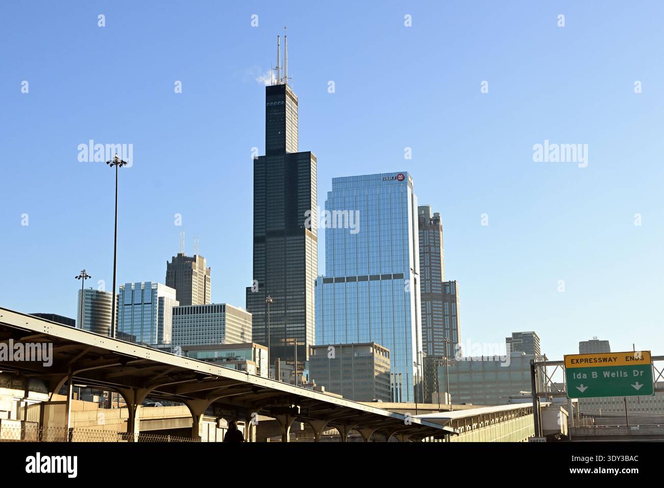 Chicago, Illinois, USA. Ein kleiner Abschnitt der Skyline der Stadt, dominiert vom Willis Tower (früher und allgemein bekannt als Sears Tower). Stockfoto