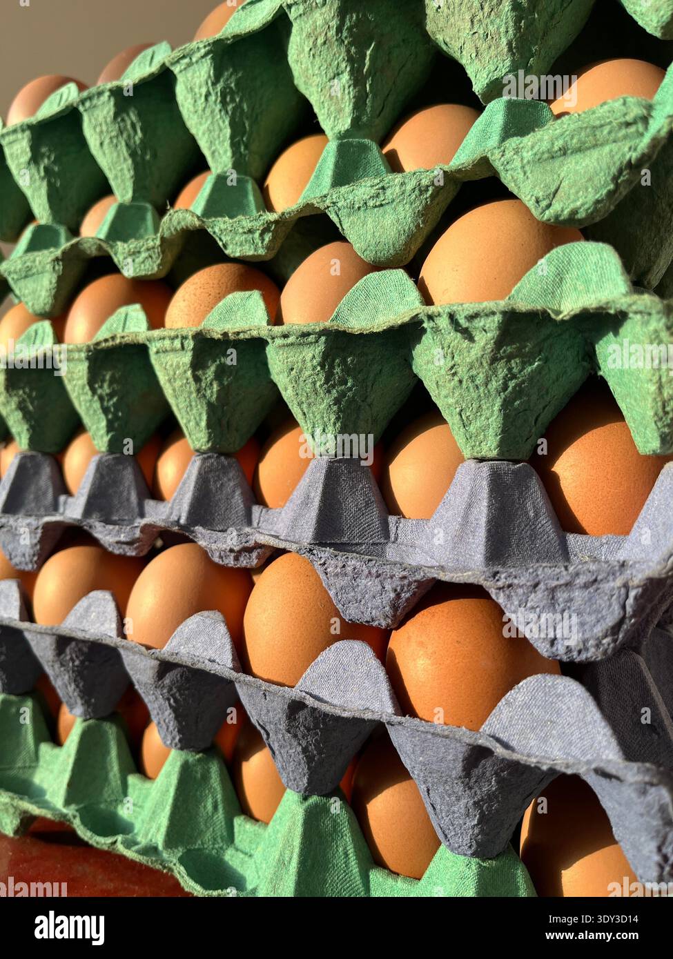 Stapel frischer Hühnereier aus Freilandhaltung in Pappschalen. Von Hühnern mit Zugang im Freien erzeugte Eier, die üblicherweise in Tabletts verkauft und als a n verwendet werden Stockfoto