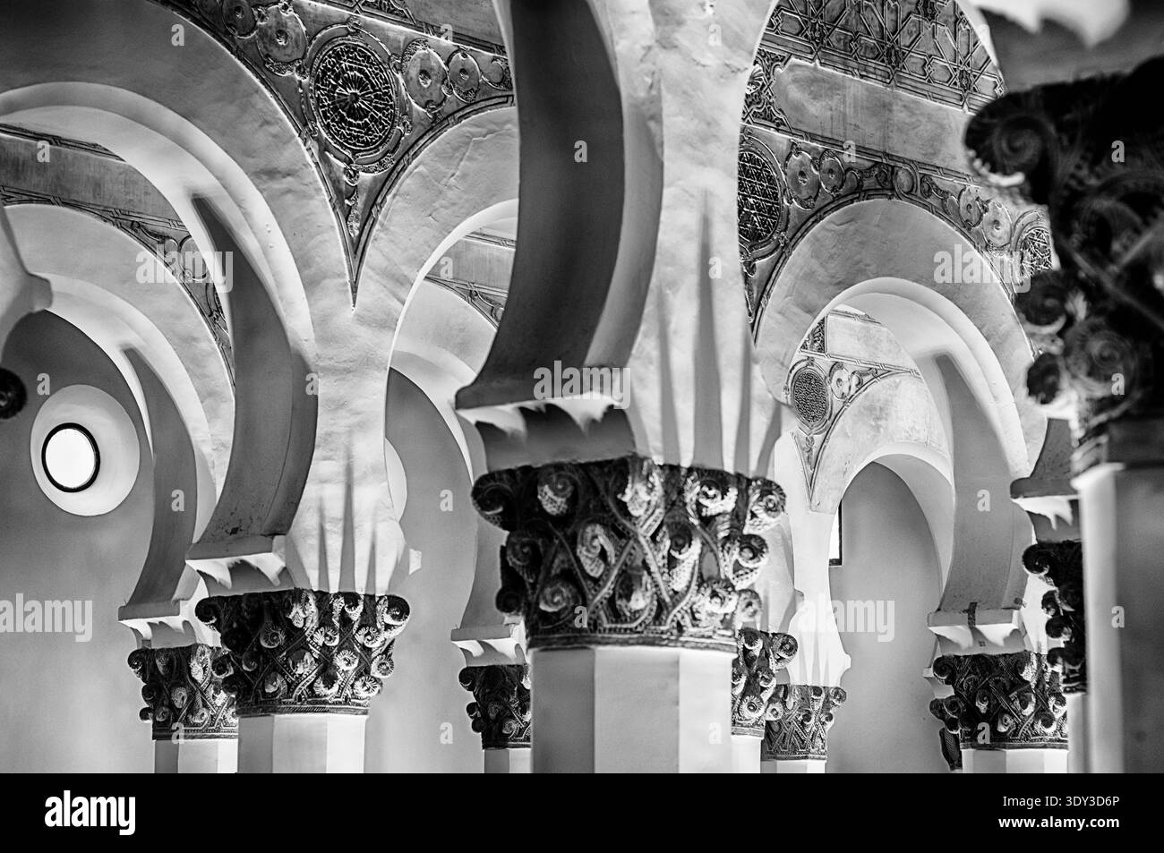 TOLEDO, SPANIEN - 22. OKTOBER 2025: Das Innere der historischen Shoshan-Synagoge im jüdischen Viertel Toledo, Spanien, ist für seine komplexen Archen bekannt Stockfoto