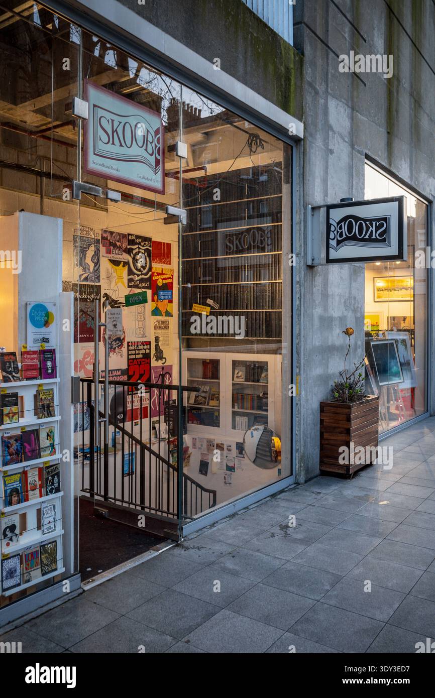 Skoob Books Bookshop im Brunswick Centre Bloomsbury London - Skoob ist eine Second-Hand-Buchhandlung, die sich auf eine große Auswahl akademischer Texte spezialisiert hat Stockfoto