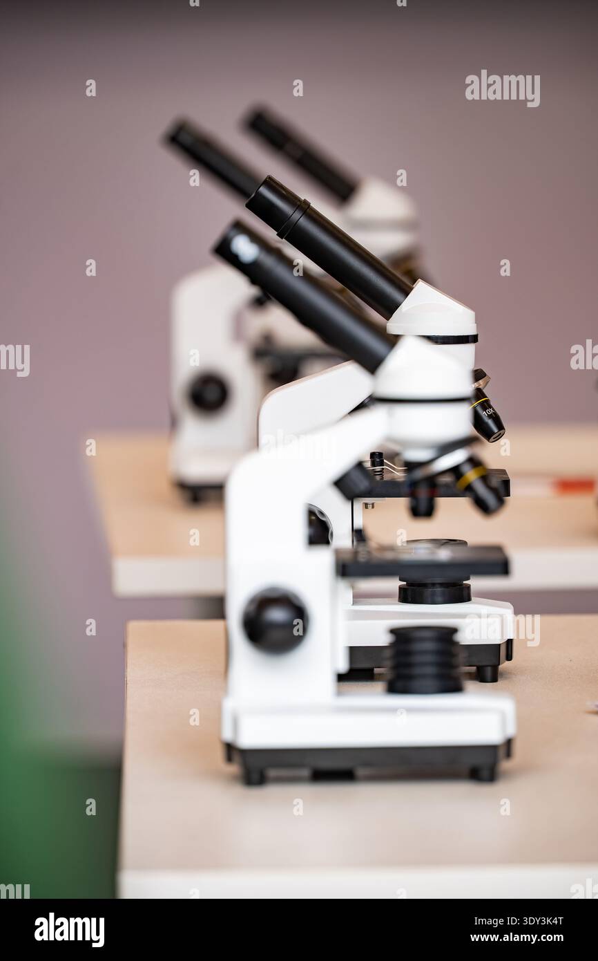Mikroskopreihe in einem Wissenschaftslabor für Forschung und Unterricht Stockfoto