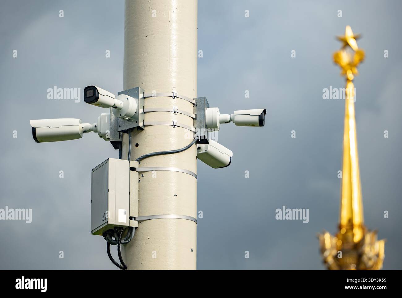 CCTV-Kameras überwachen ein Stadtgebiet mit Kreml-Stern im Hintergrund Stockfoto
